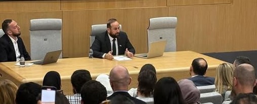 وزير الإعلام الدكتور حمزة المصطفى يلقي محاضرة في جامعة أكسفورد البريطانية 