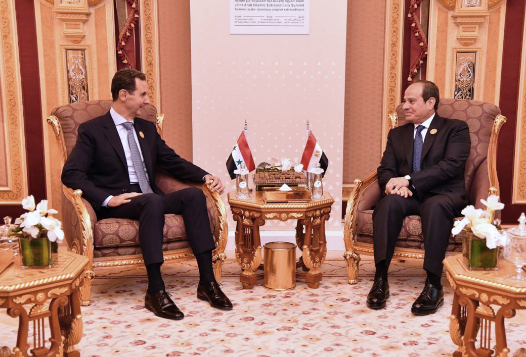 التقى الرئيس بشار الأسد الرئيس المصري عبد الفتاح السيسي في الرياض على هامش أعمال القمة العربية الإسلامية الاستثنائية.