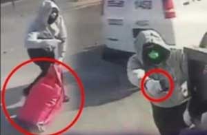 سلب سيارة المصرف العقاري وسلبها بالسويداء تم في سوق مزدحم والمنفذين هما شخصين فقط!!!