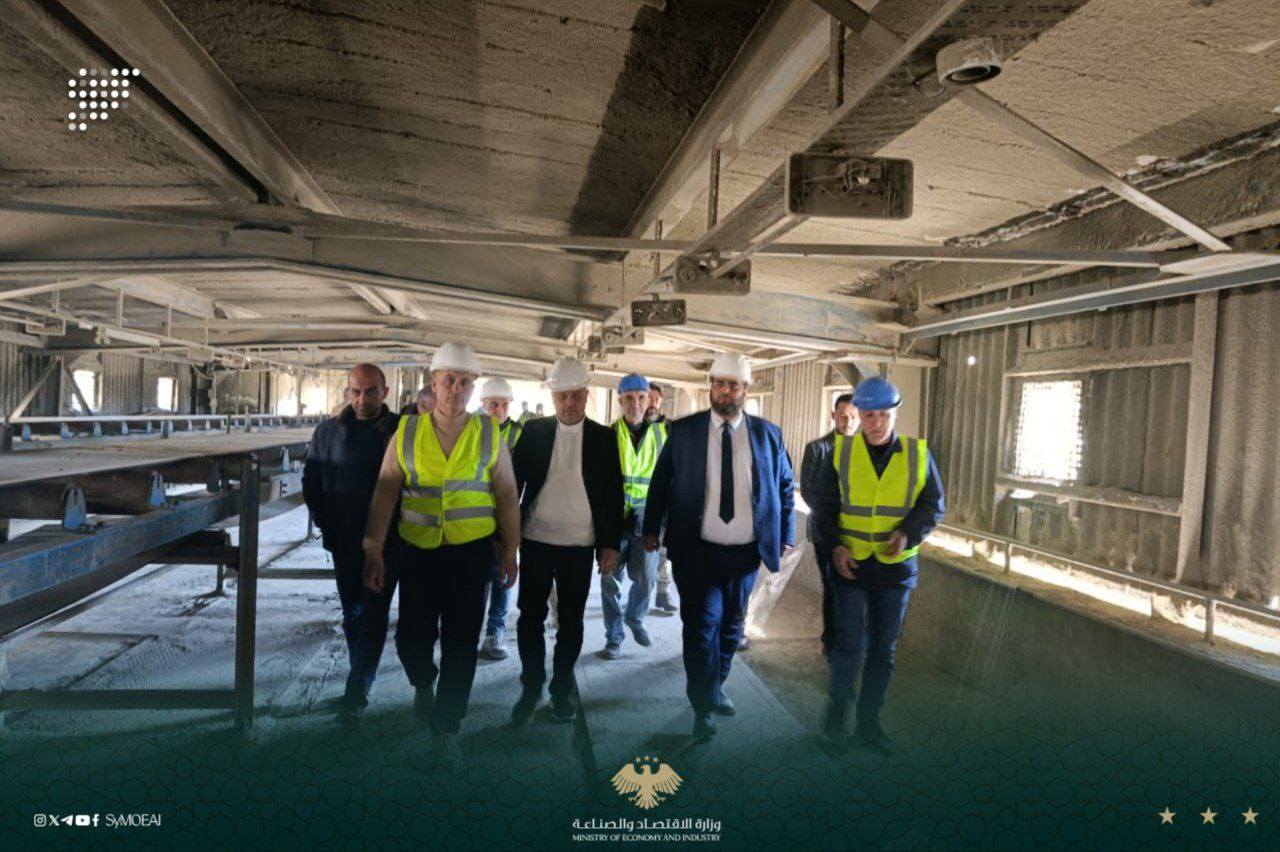 جولة تفقدية لنائب وزير الاقتصاد والصناعة إلى معمل إسمنت طرطوس لتعزيز قطاع الإعمار