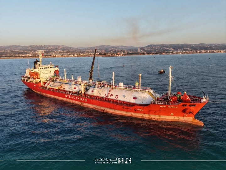 سوريا تعلن عن وصول ناقلة غاز جديدة لتلبية احتياجات السوق المحلي وسط أزمة نقص الغاز المنزلي