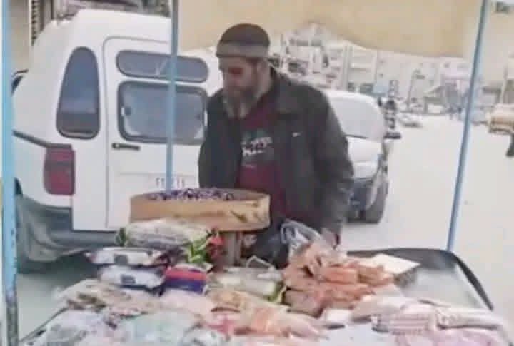 بائع متجول في حماة يعيد 10 آلاف دولار لصاحبها بعدما بحث عنه على 